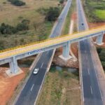 Segurança em primeiro lugar: instalação de guarda-corpo Lagotela na obra da ferrovia Rumo no sudeste de Mato Grosso