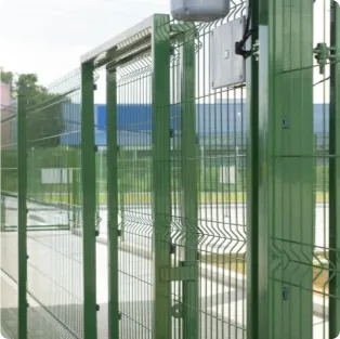 Painéis de gradil metálico verde instalados em cercamento perimetral