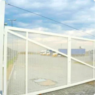 Portão de correr branco com fechamento em tela, em pátio industrial