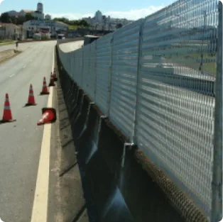 Tela antiofuscante galvanizada instalada no canteiro central de uma via